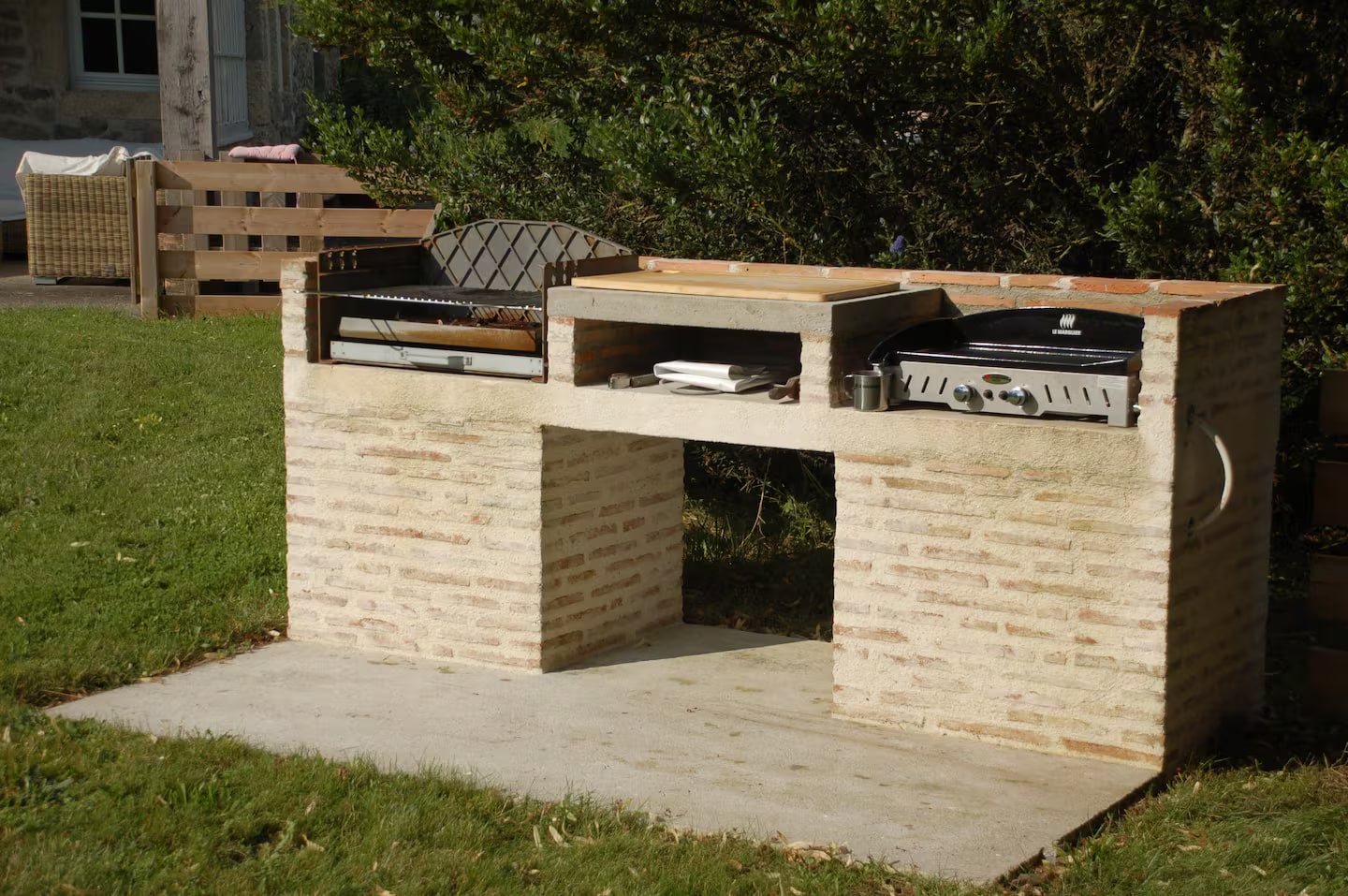 Le barbecue et la plancha dans le jardin