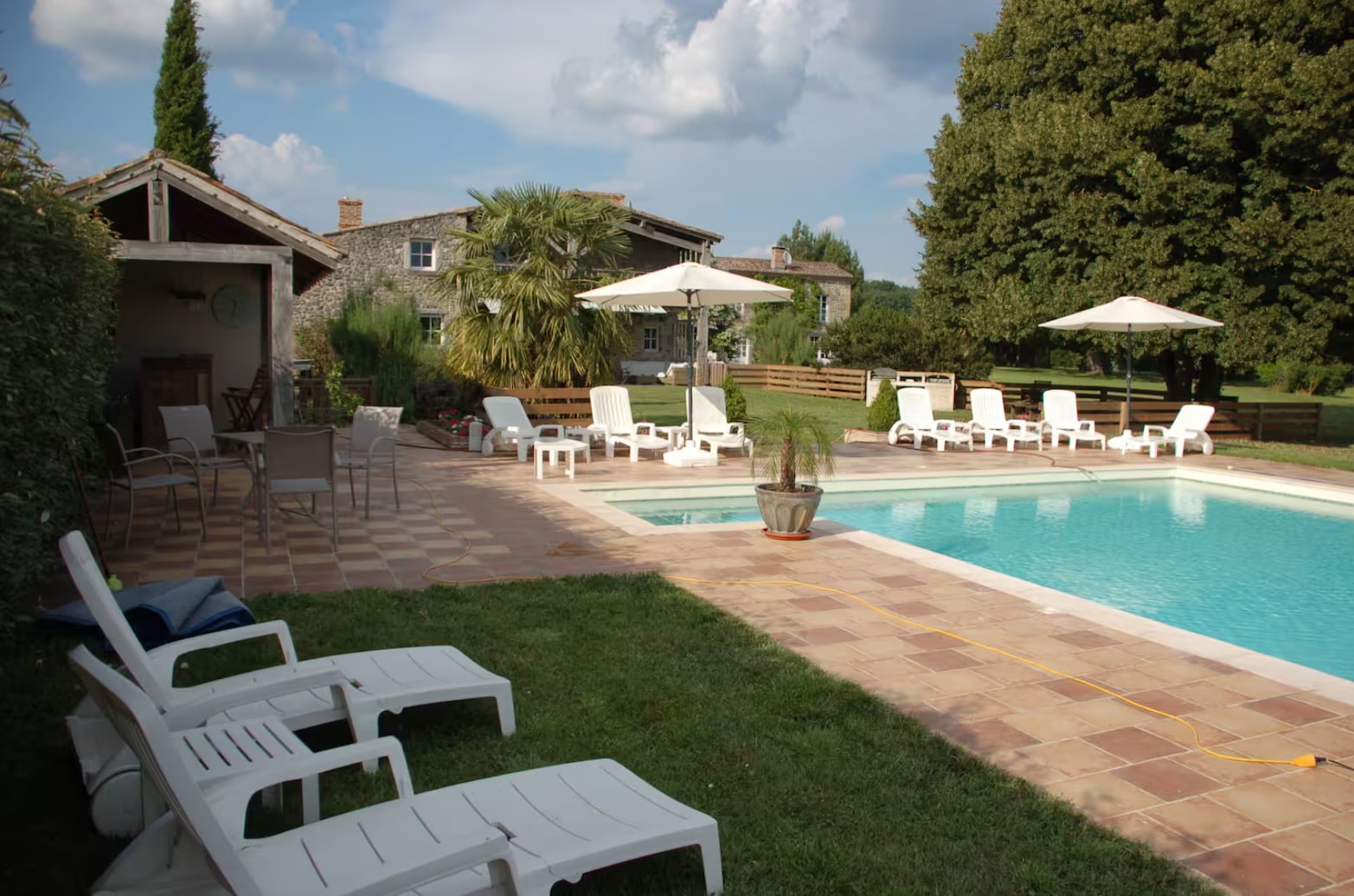 La piscine, ses transats et ses parasols
