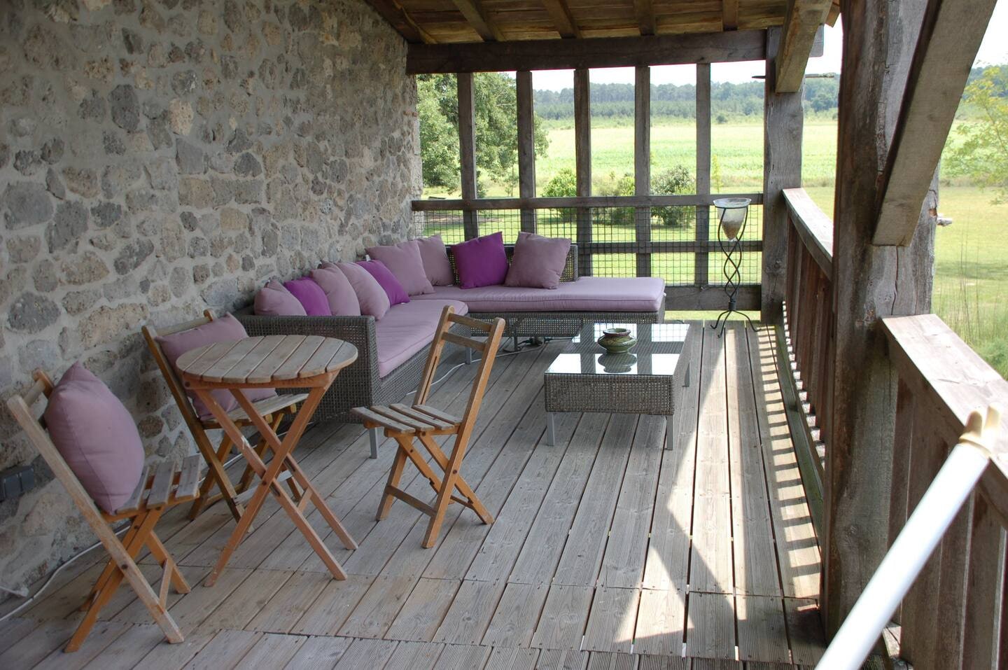 La terrasse couverte avec vue sur la campagne